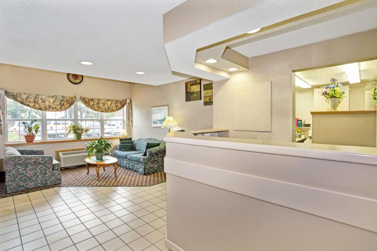 Deluxe Queen Room - Non-Smoking at Microtel Inn by Wyndham Raleigh Durham Airport