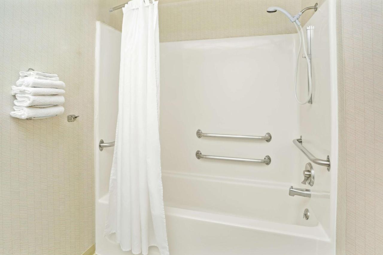 Queen Room - Non-Smoking at Microtel Inn by Wyndham Raleigh Durham Airport