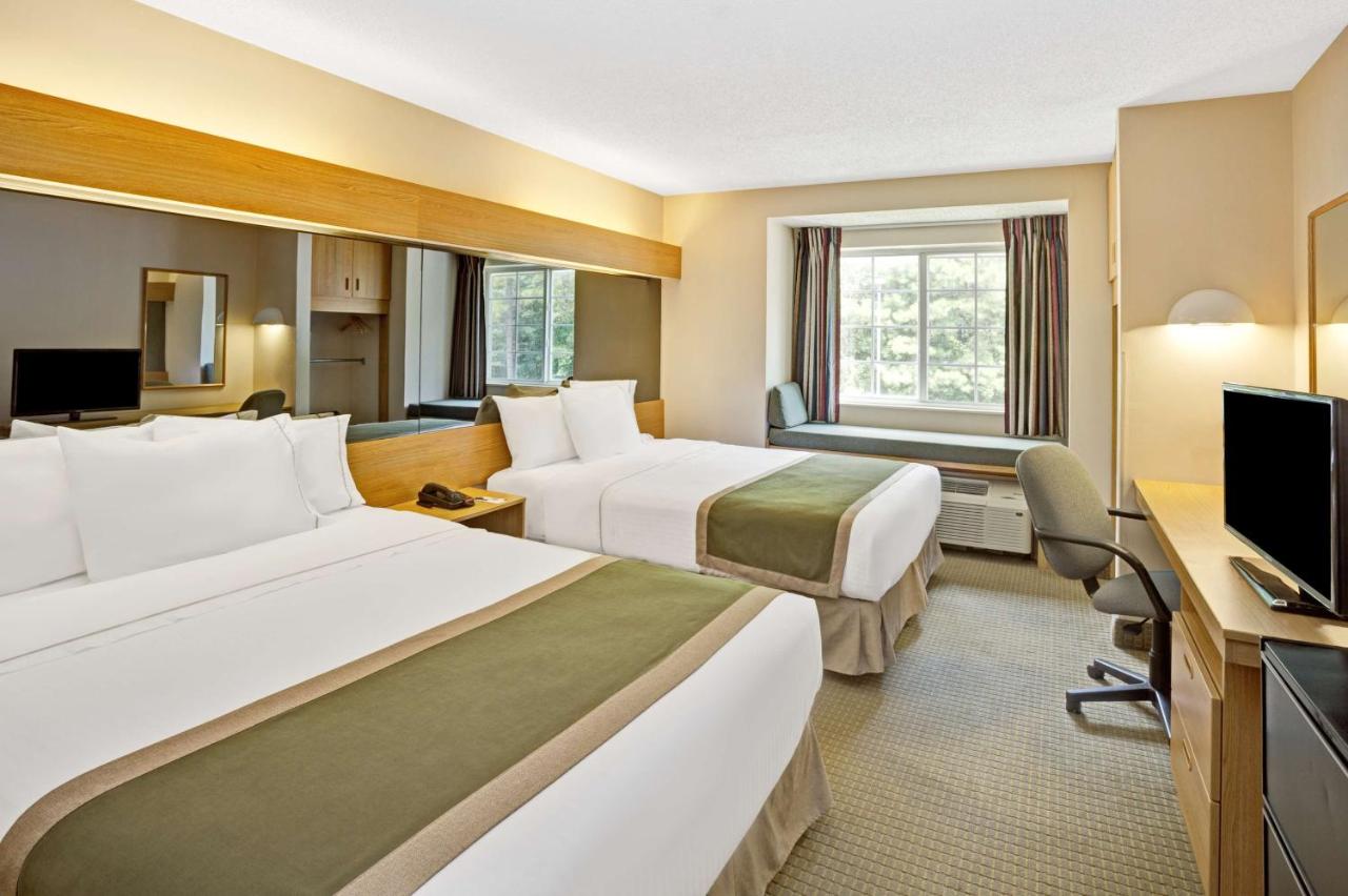 Deluxe Queen Room - Non-Smoking at Microtel Inn by Wyndham Raleigh Durham Airport