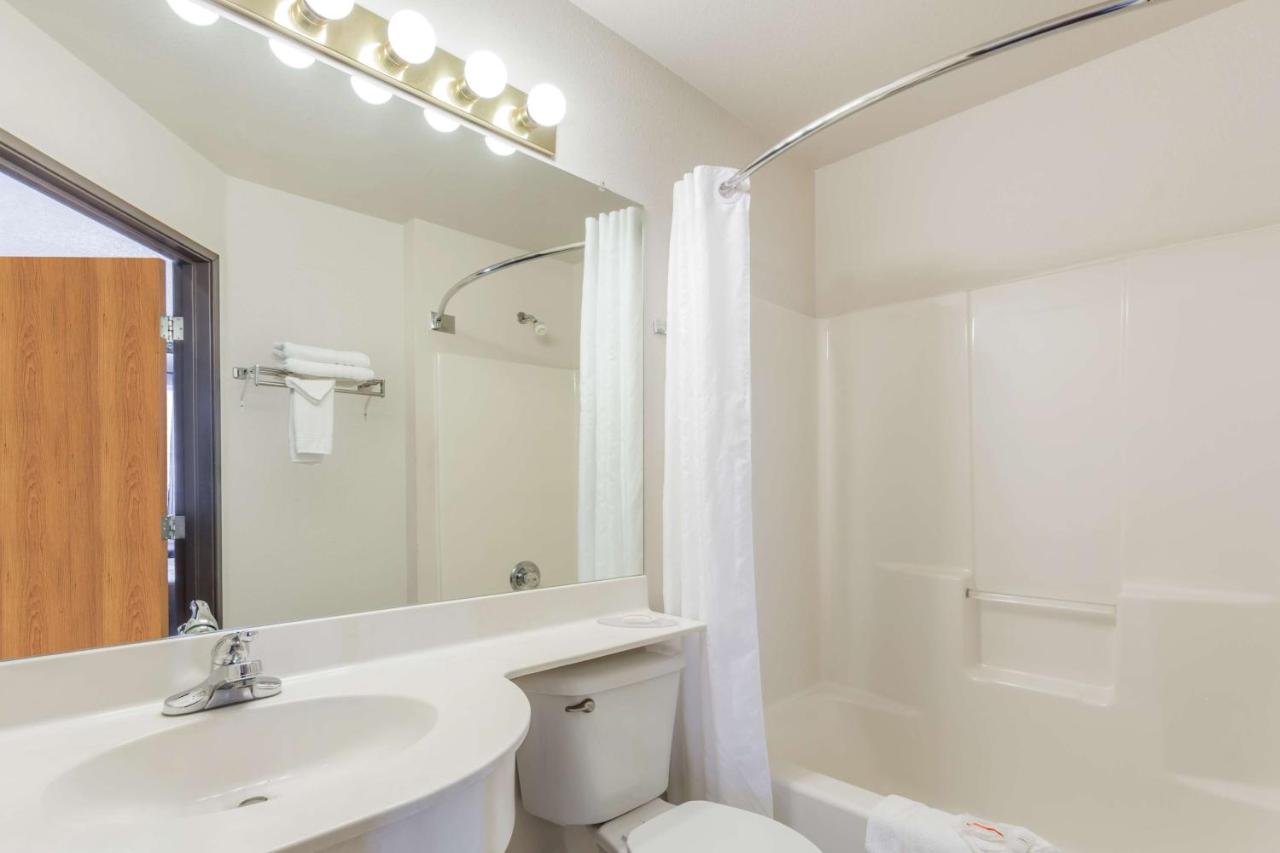 Queen Room - Non-Smoking at Boarders Inn & Suites by Cobblestone Hotels - Brush