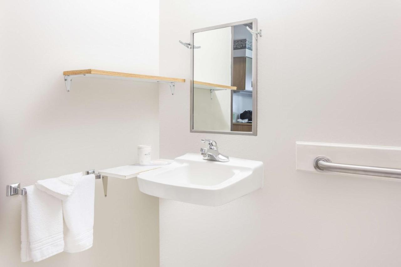 Queen Room - Disability Access at Boarders Inn & Suites by Cobblestone Hotels - Brush