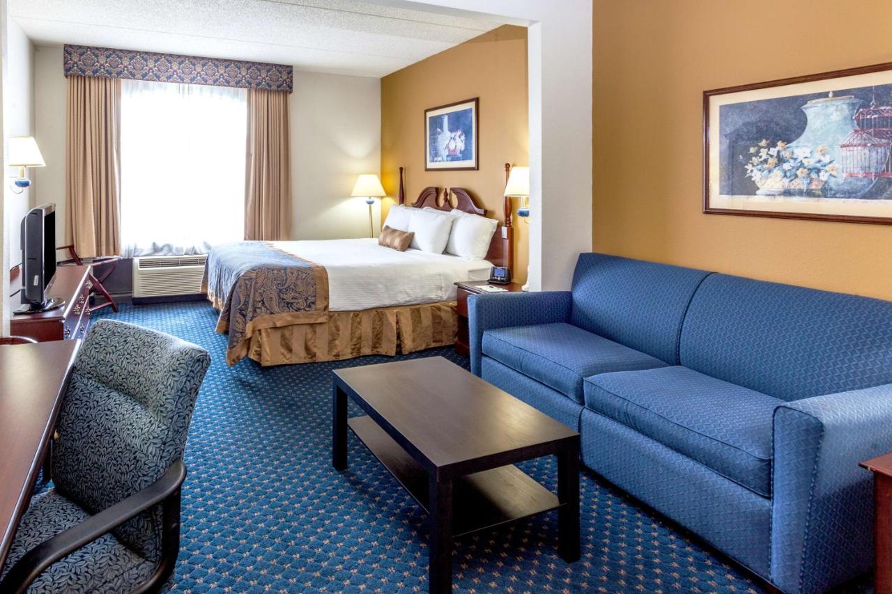 Deluxe One-Bedroom King Suite - Non-Smoking at Wingate by Wyndham Atlanta/Six Flags Austell