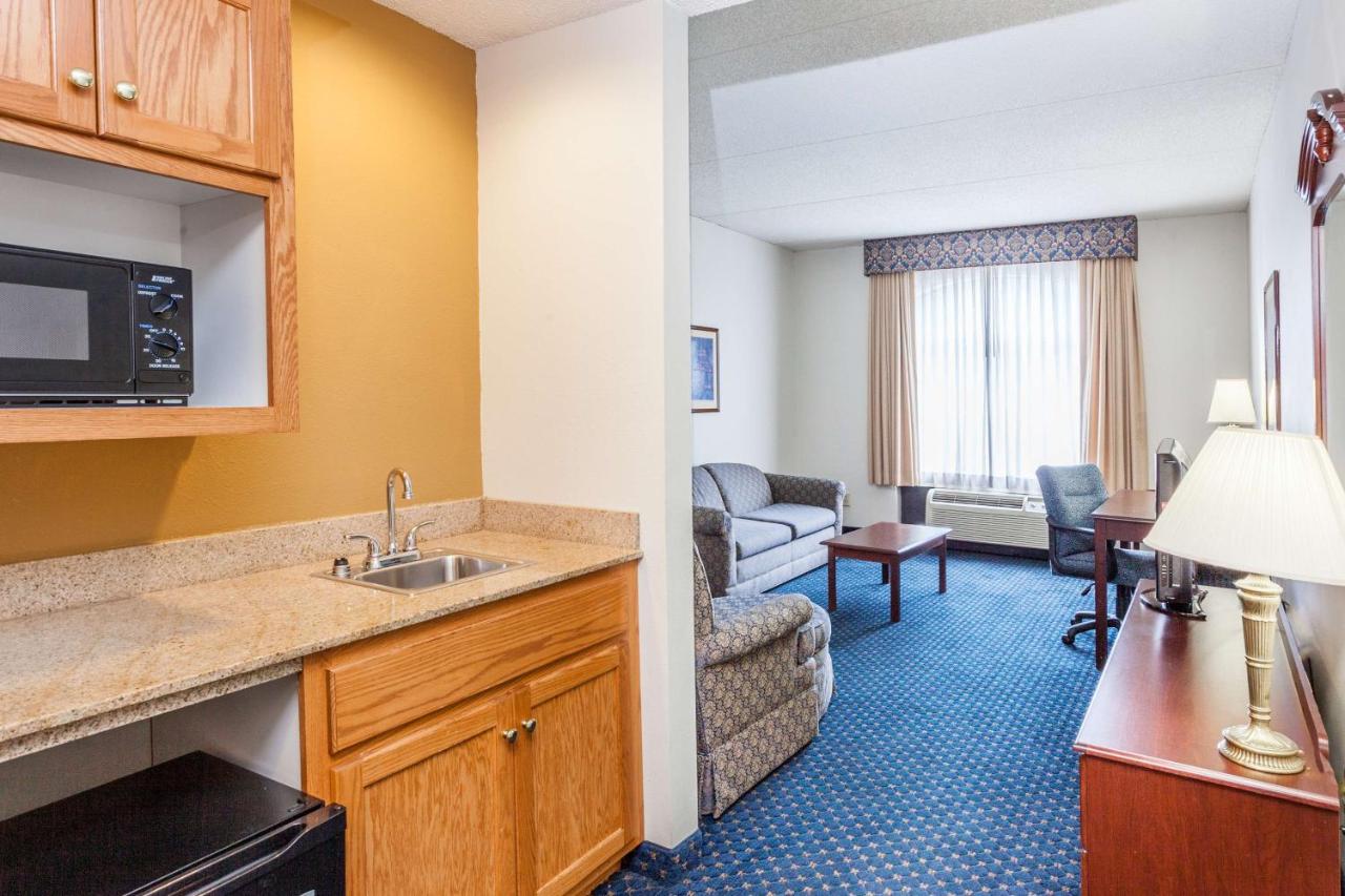 Deluxe One-Bedroom King Suite - Non-Smoking at Wingate by Wyndham Atlanta/Six Flags Austell