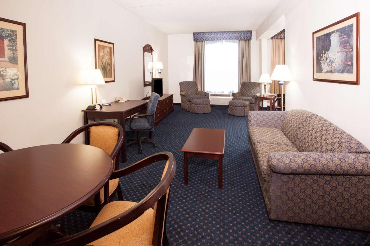 Deluxe One-Bedroom King Suite - Non-Smoking at Wingate by Wyndham Atlanta/Six Flags Austell