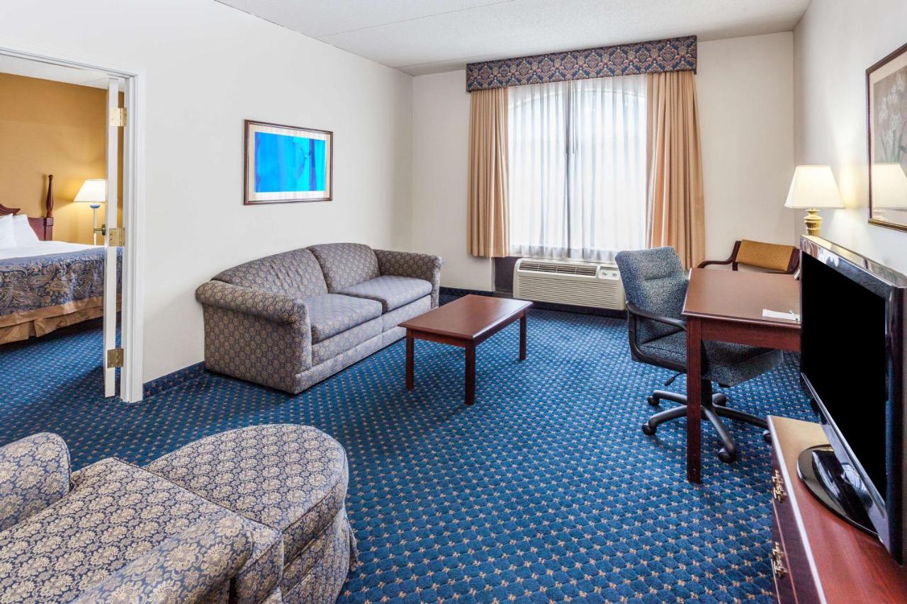 Deluxe One-Bedroom King Suite - Non-Smoking at Wingate by Wyndham Atlanta/Six Flags Austell