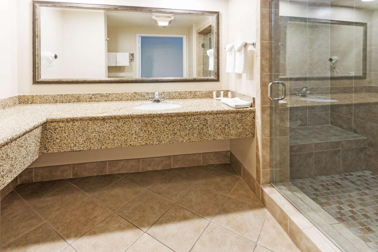 King Room - Non-Smoking at Howard Johnson by Wyndham Pasadena