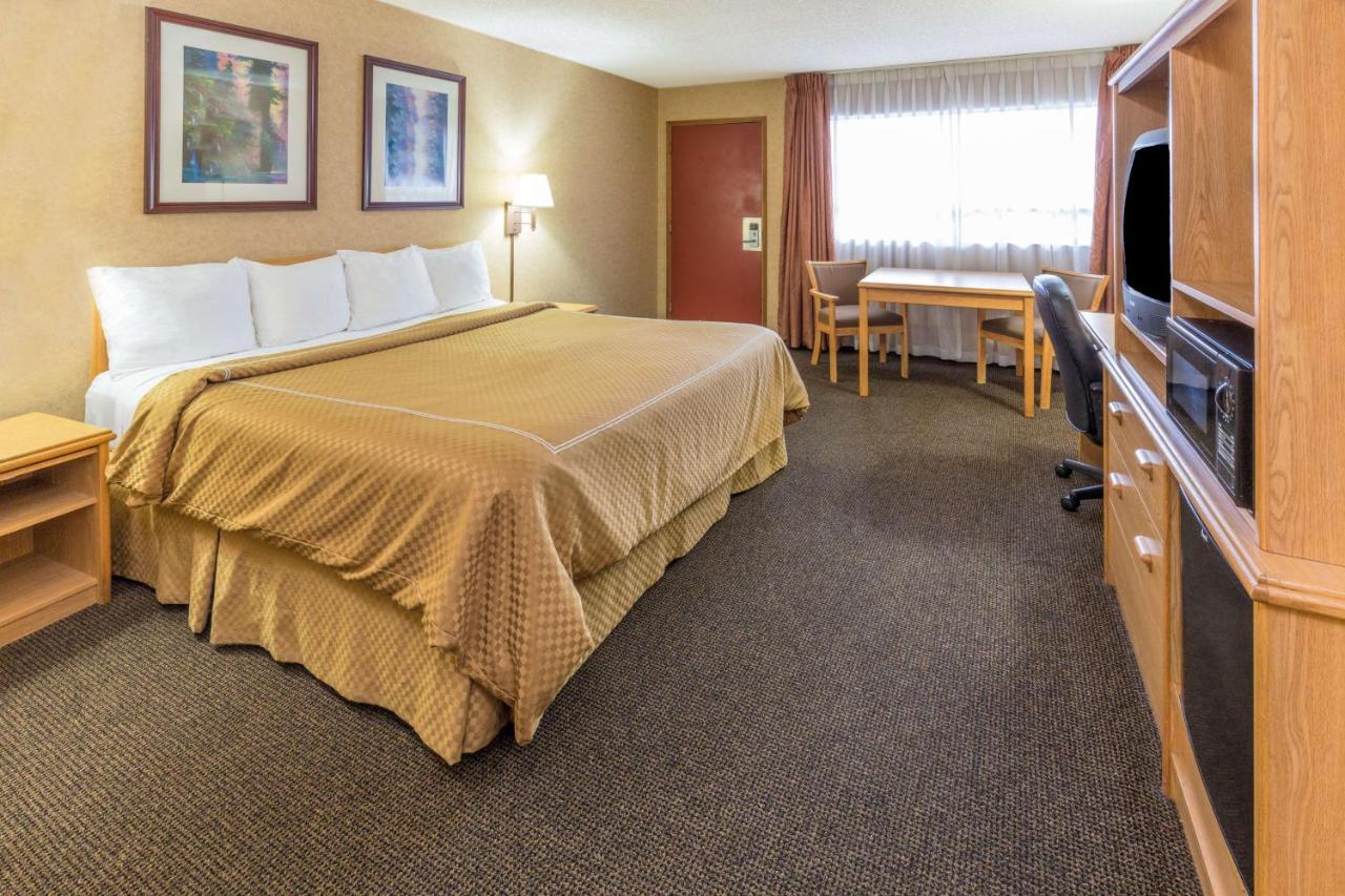 King Room - Pet Friendly/Non-Smoking at Days Inn by Wyndham Black Bear