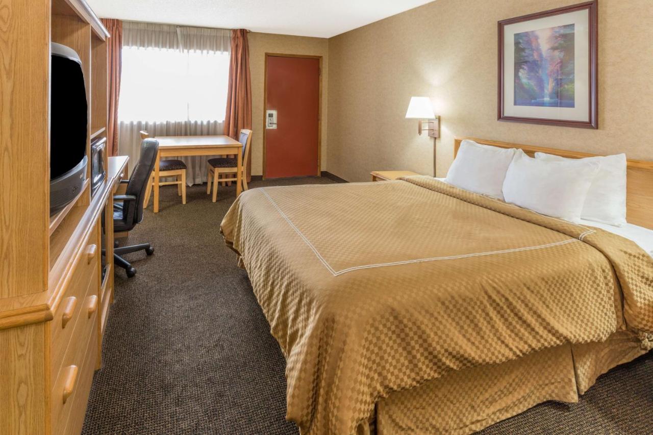 King Room - Pet Friendly/Non-Smoking at Days Inn by Wyndham Black Bear