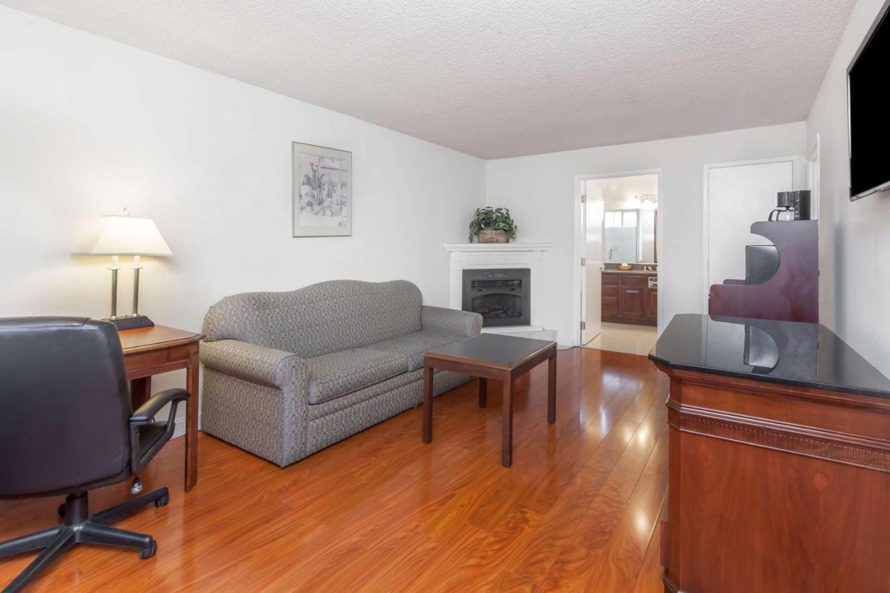 King Suite - Non-Smoking at Days Inn & Suites by Wyndham Sunnyvale