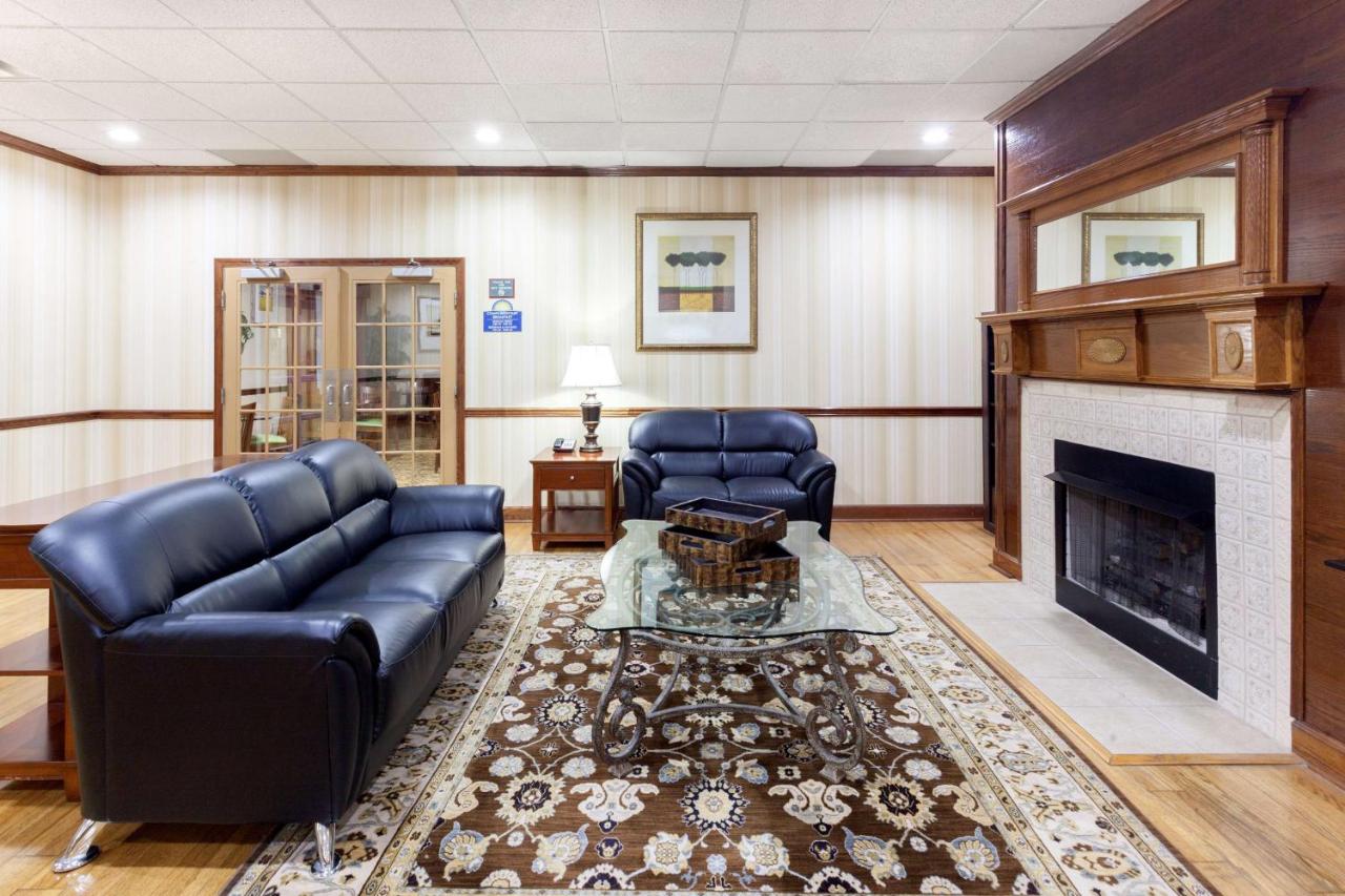 King Studio Suite - Mobility Access/Non-Smoking at Days Inn & Suites by Wyndham Tucker/Northlake