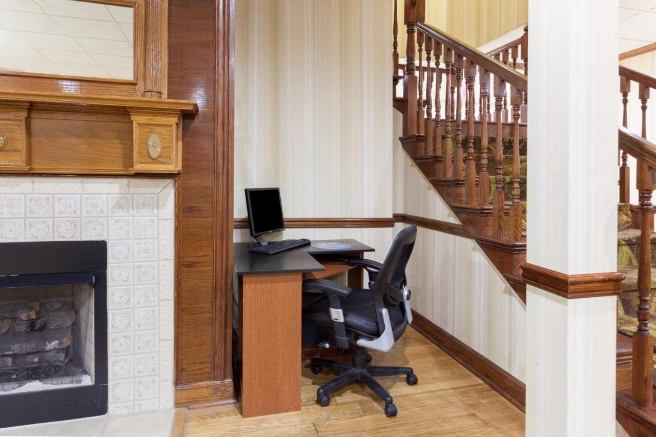 King Studio Suite - Mobility Access/Non-Smoking at Days Inn & Suites by Wyndham Tucker/Northlake