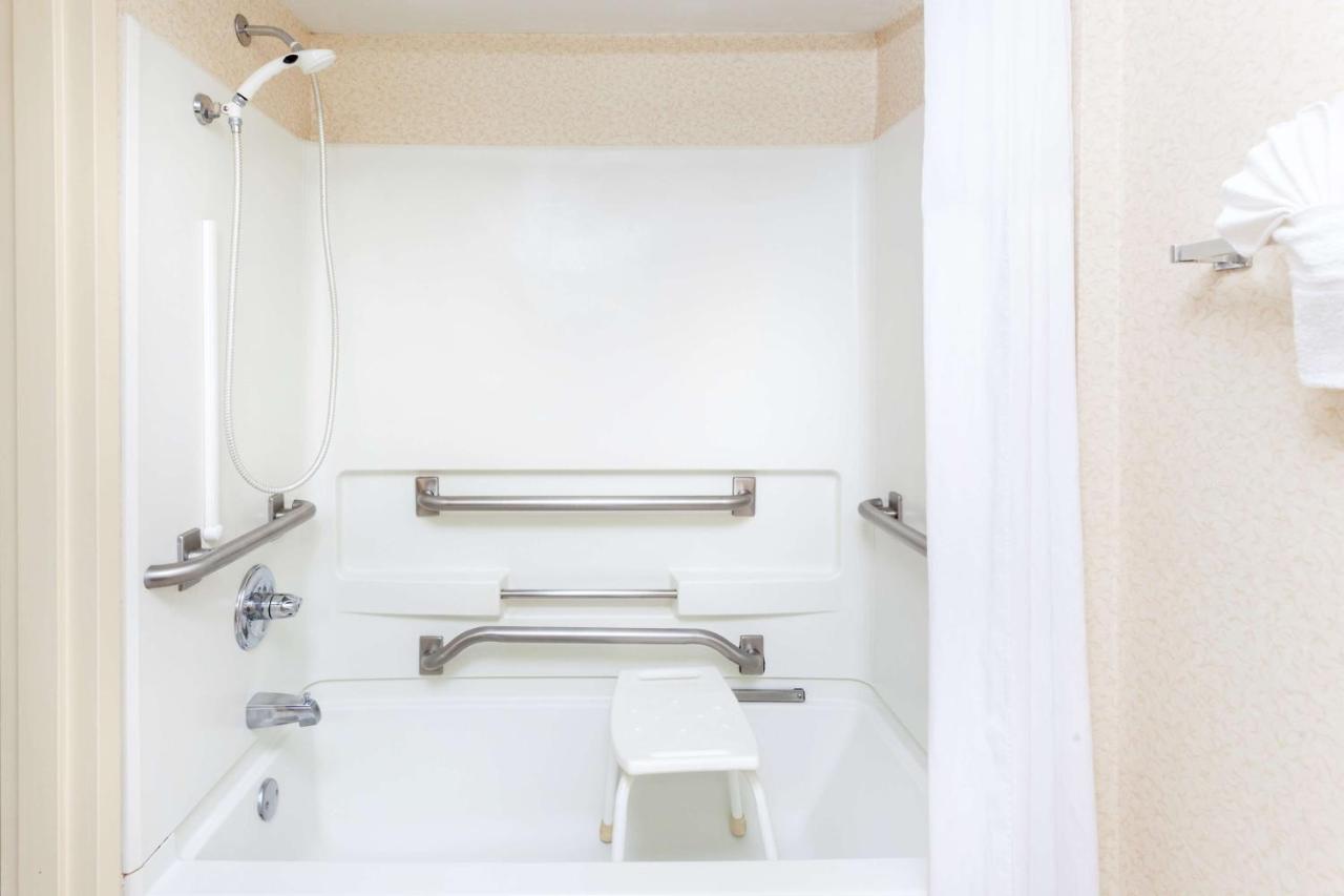 King Studio Suite - Mobility Access/Non-Smoking at Days Inn & Suites by Wyndham Tucker/Northlake