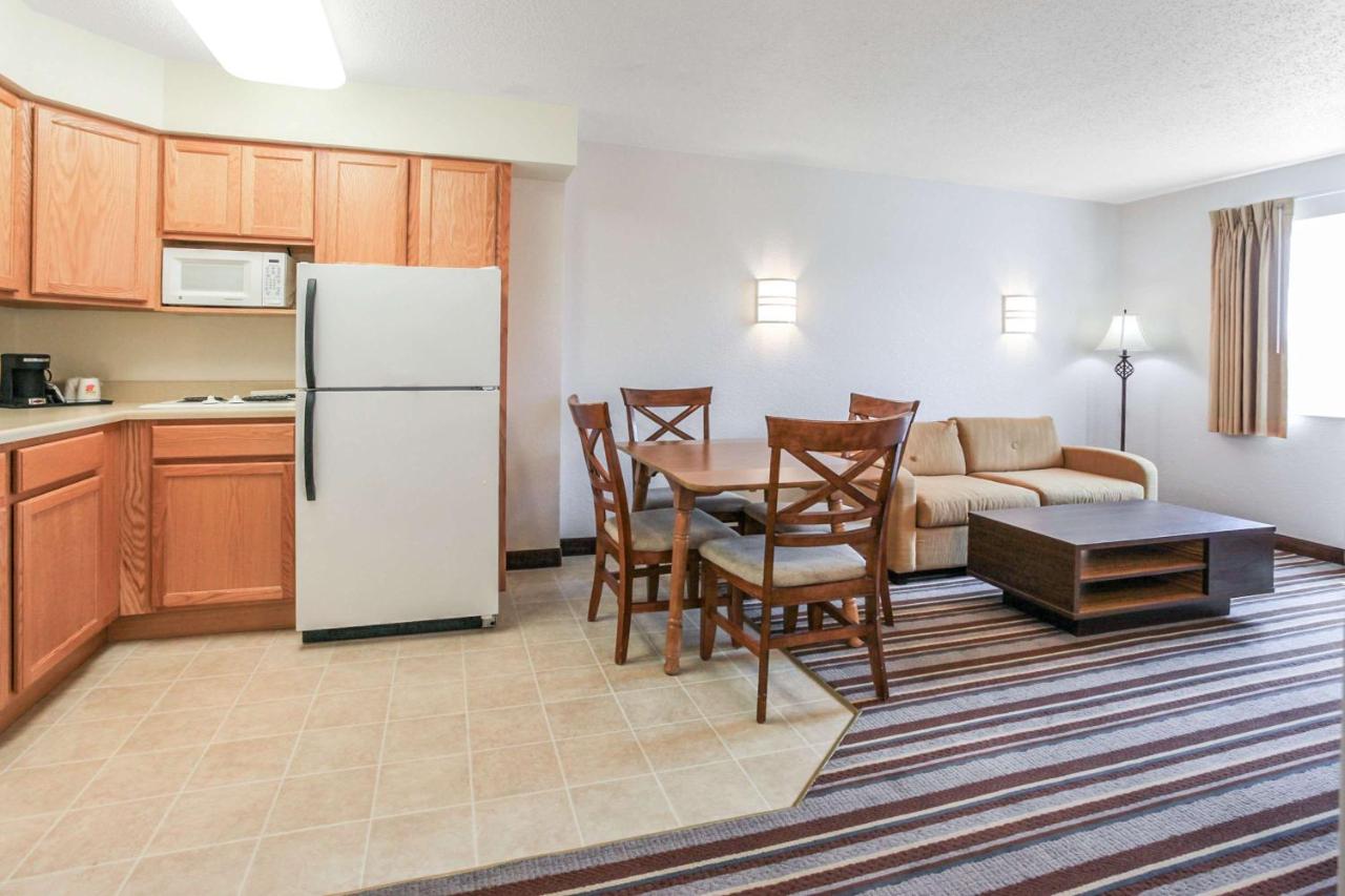 One-Bedroom King Suite - Mobility Access/Non-Smoking at Super 8 by Wyndham Sault Ste. Marie