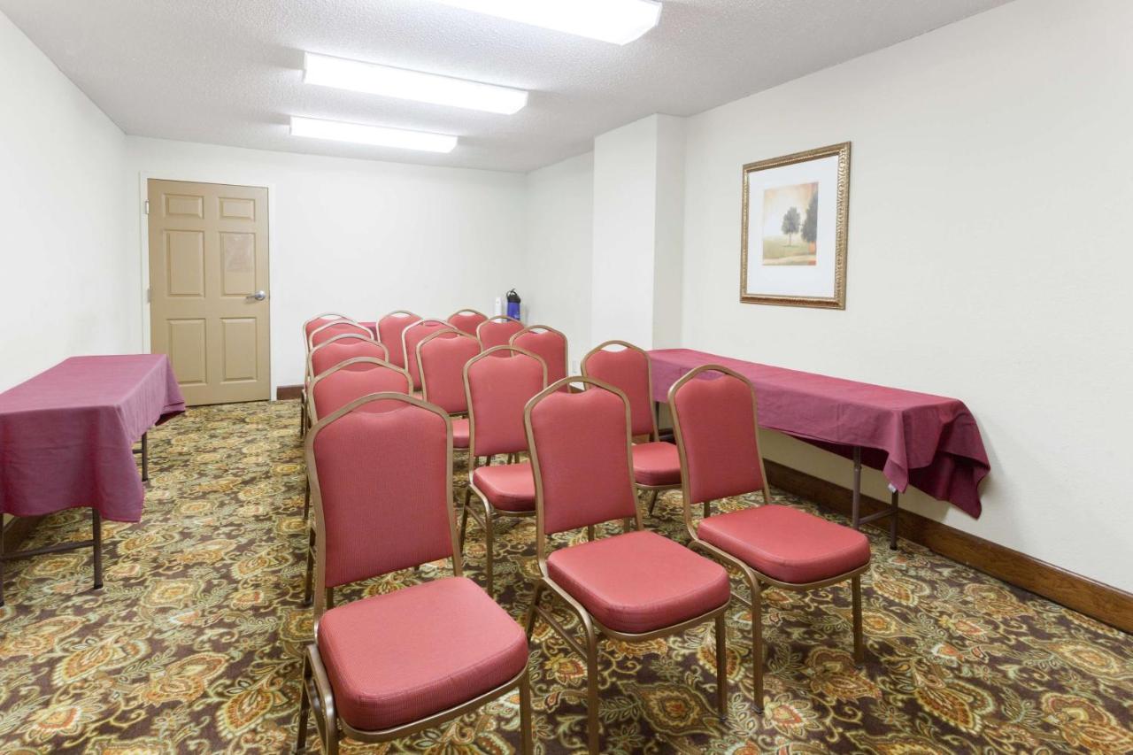 One-Bedroom King Suite - Smoking at Days Inn & Suites by Wyndham Tucker/Northlake