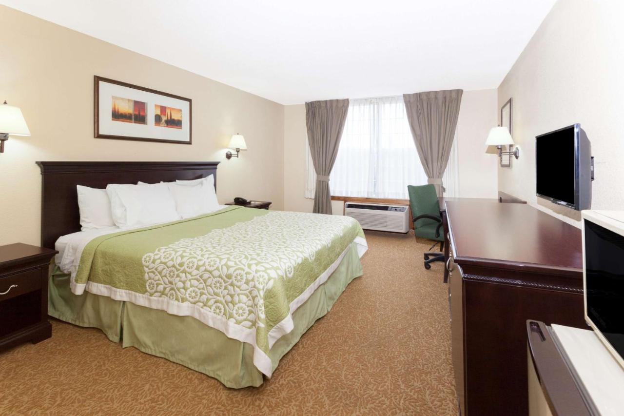 One-Bedroom King Suite - Smoking at Days Inn & Suites by Wyndham Tucker/Northlake