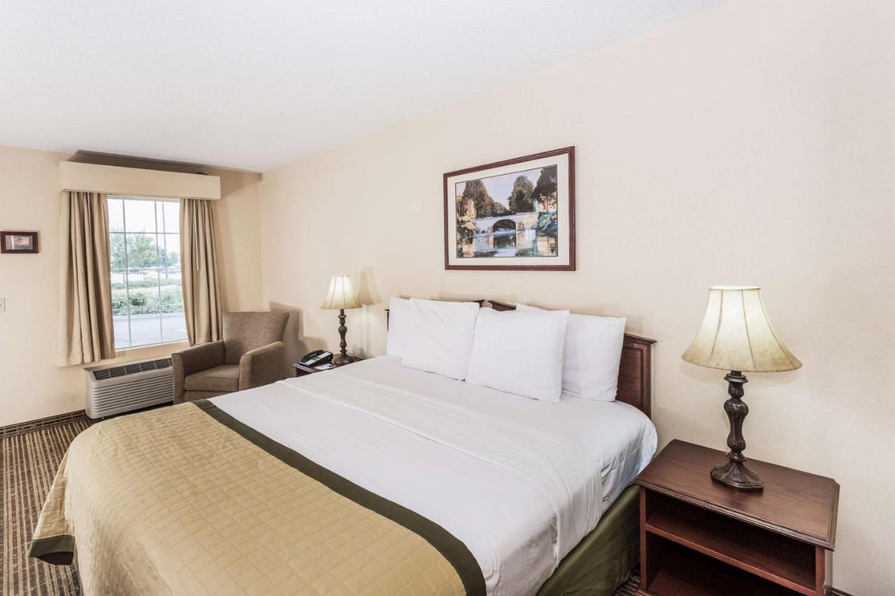 King Room - Mobility Access/Non-Smoking at Baymont by Wyndham Valdosta at Valdosta Mall