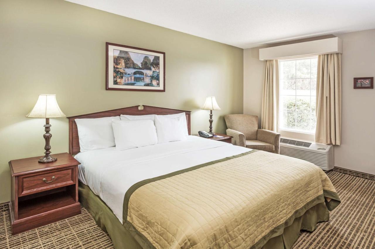 King Room-Non-smoking at Baymont by Wyndham Valdosta at Valdosta Mall
