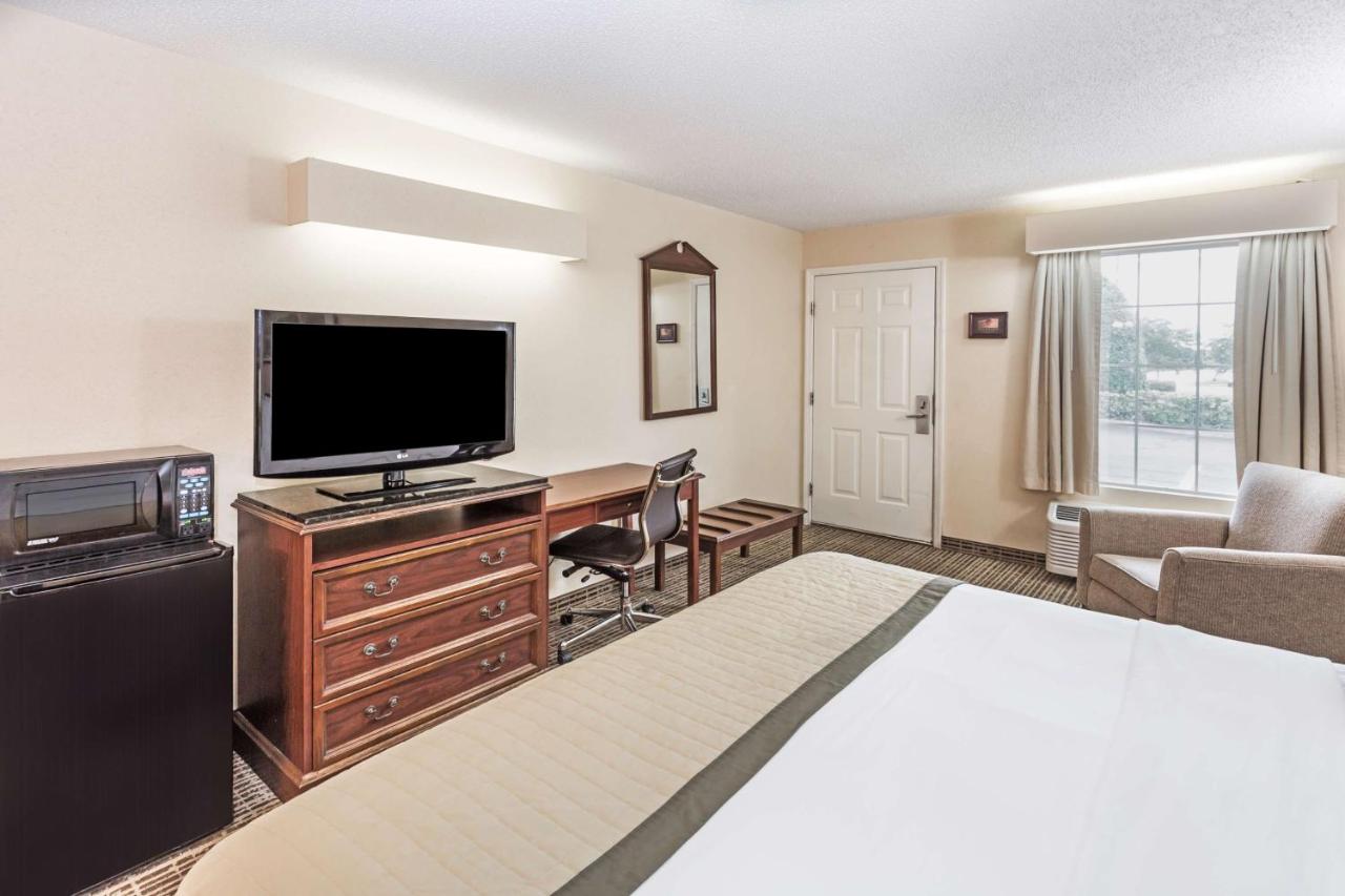 King Room - Mobility Access/Non-Smoking at Baymont by Wyndham Valdosta at Valdosta Mall