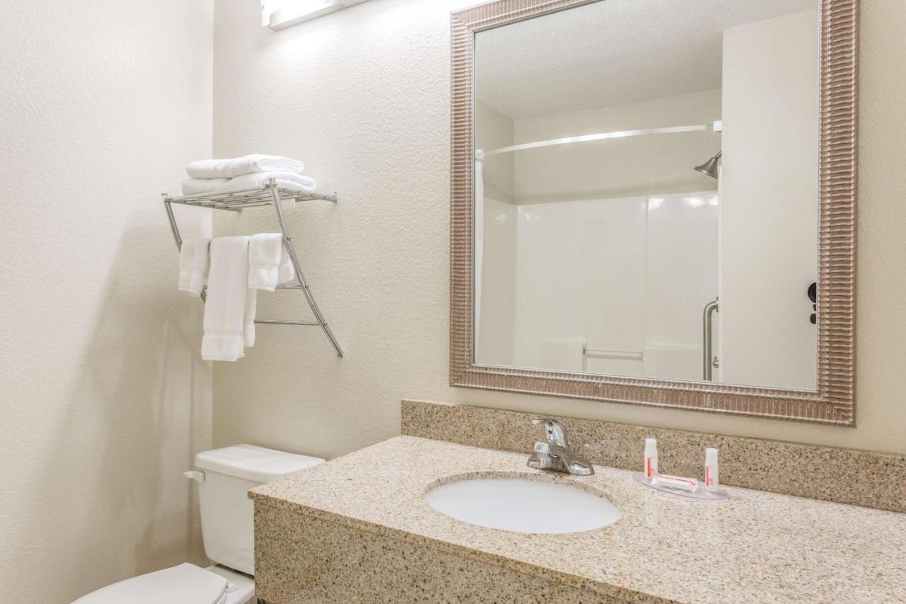 King Studio Suite - Non-Smoking at Baymont by Wyndham Cornelia