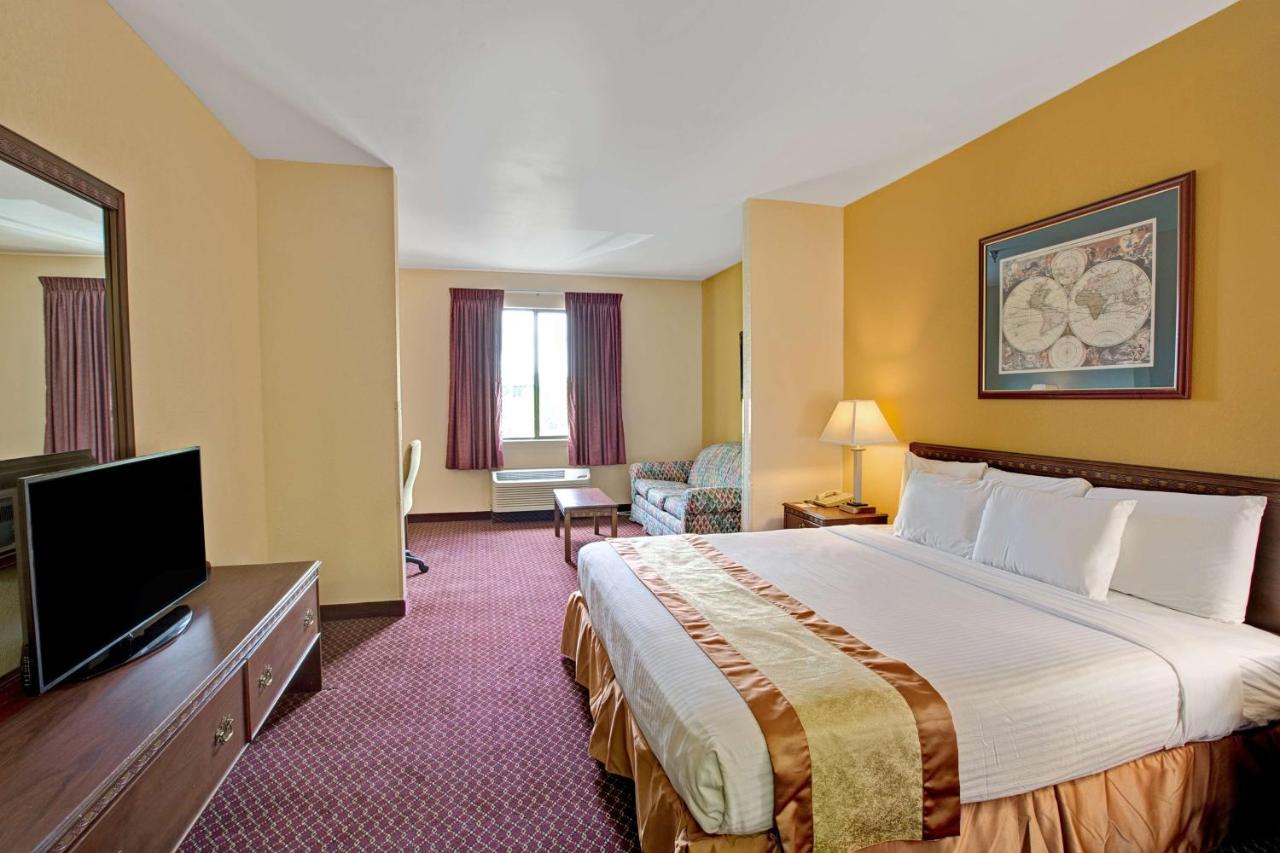 King Room - Disability Access - Smoking at Days Inn & Suites by Wyndham Hickory