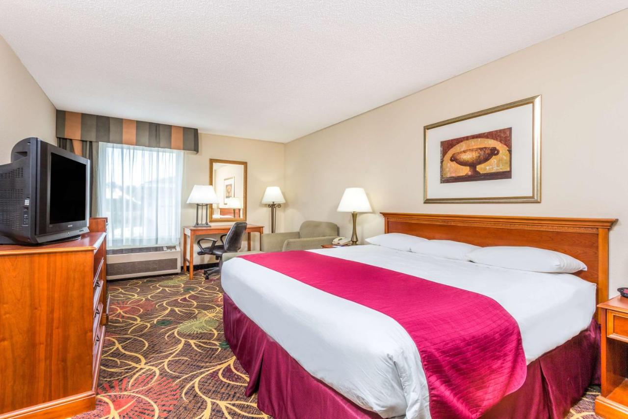 Deluxe King Room - Non-Smoking at Baymont by Wyndham Cornelia