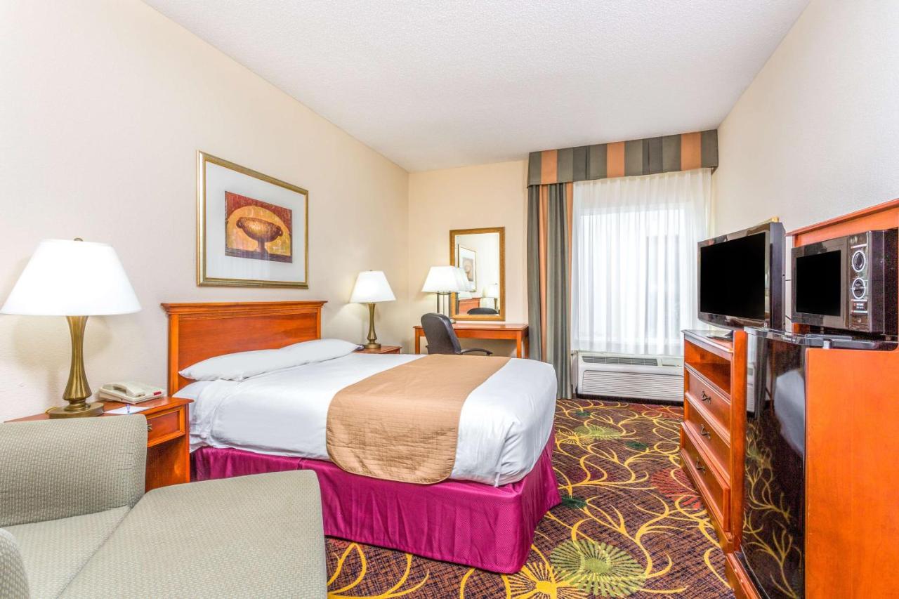 Queen Room - Disability Access - Non-Smoking at Baymont by Wyndham Cornelia