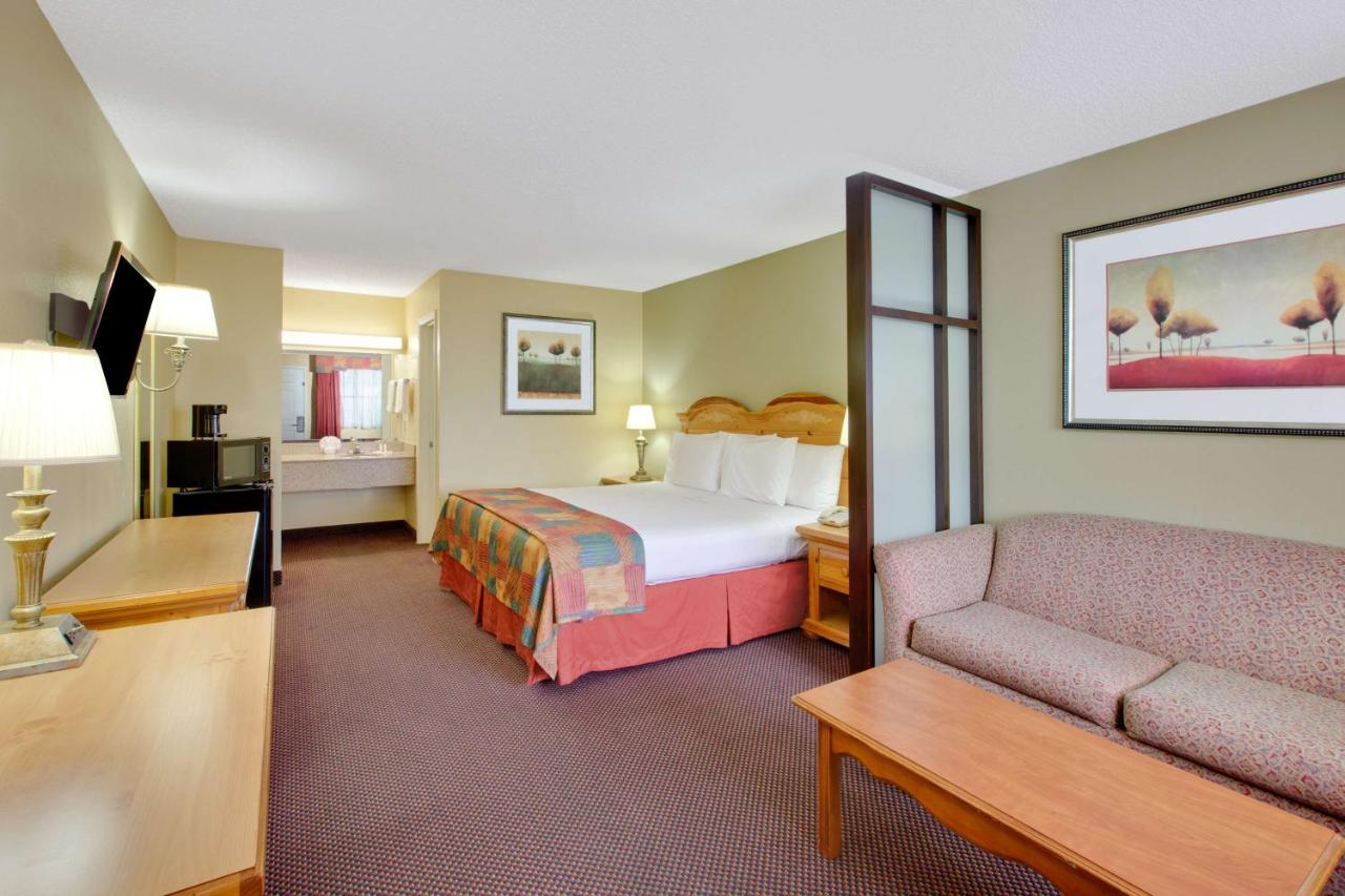 King Suite - Non-Smoking at Baymont by Wyndham Terrell