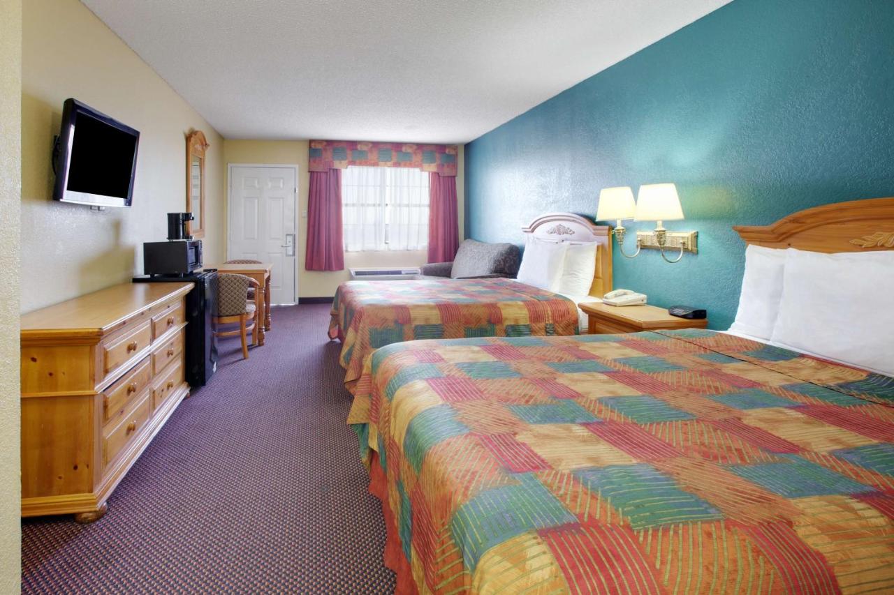 Queen Room with Two Queen Beds - Non-Smoking at Baymont by Wyndham Terrell
