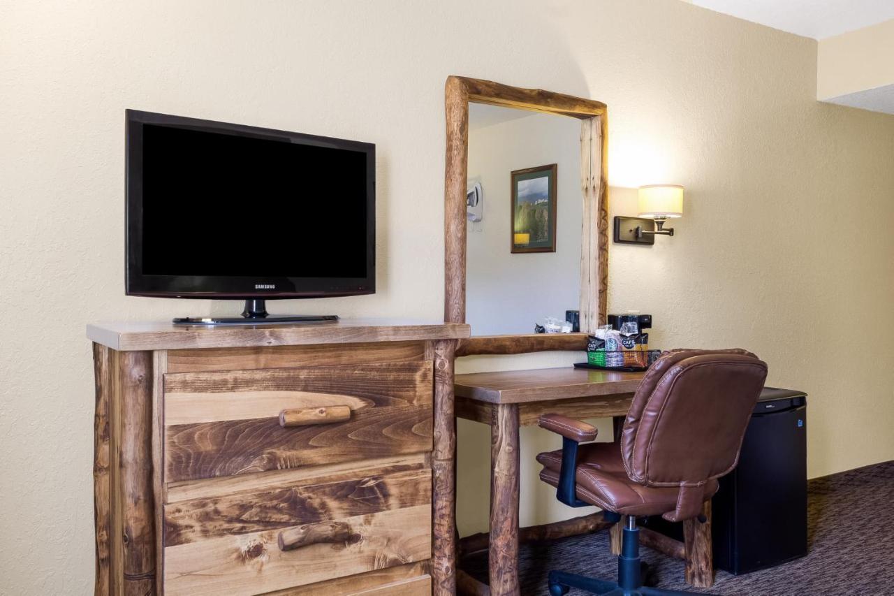  | Econo Lodge, Downtown Custer Near Custer State Park and Mt Rushmore