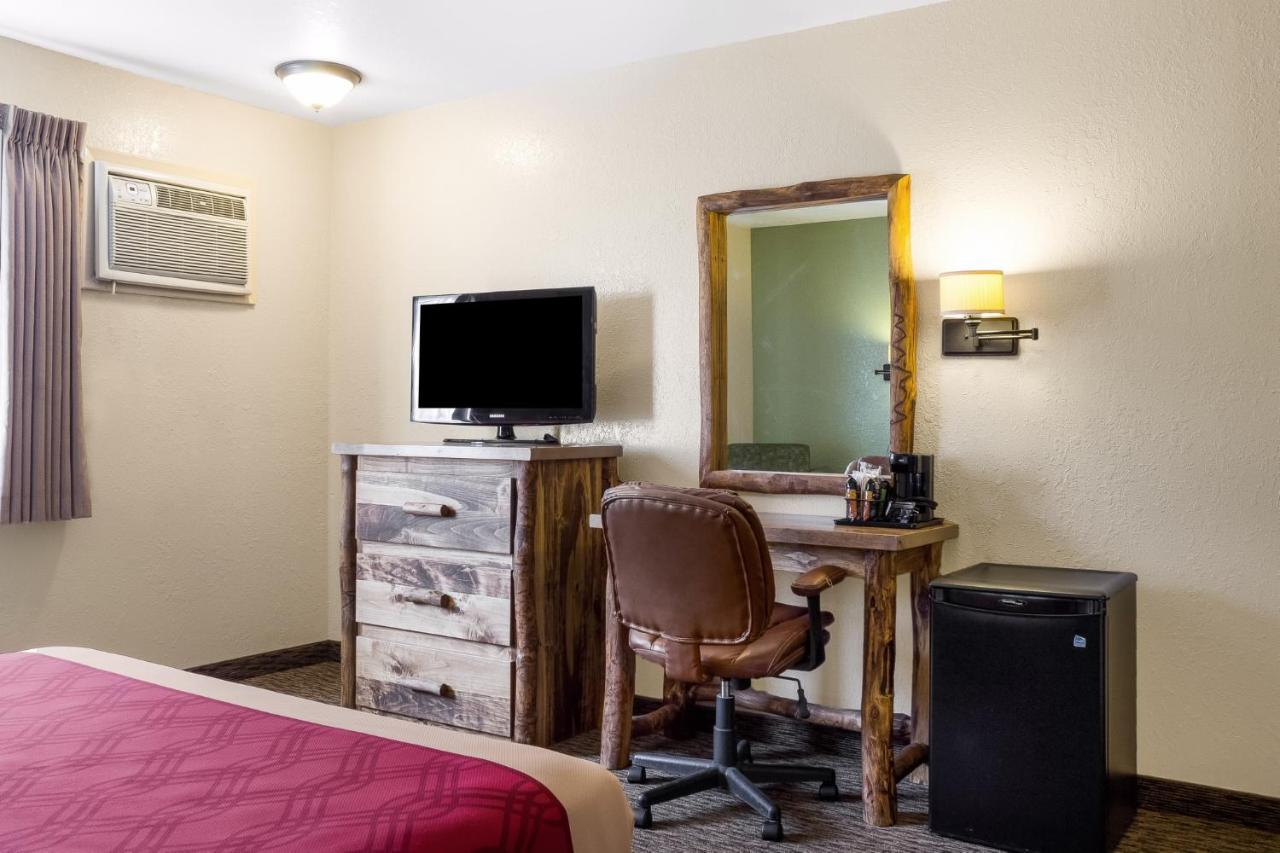 | Econo Lodge, Downtown Custer Near Custer State Park and Mt Rushmore