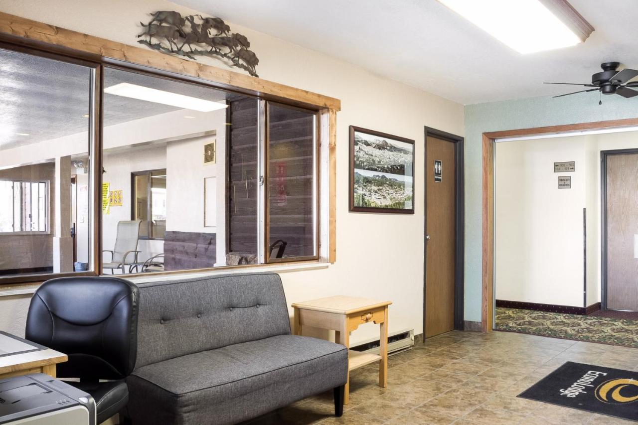 | Econo Lodge, Downtown Custer Near Custer State Park and Mt Rushmore