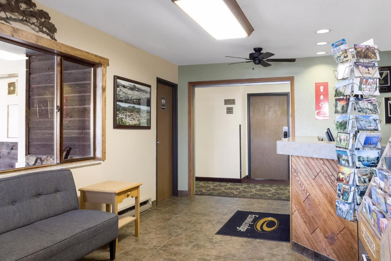 | Econo Lodge, Downtown Custer Near Custer State Park and Mt Rushmore