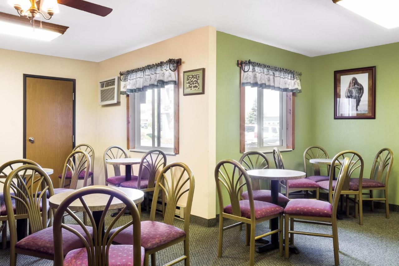 | Econo Lodge, Downtown Custer Near Custer State Park and Mt Rushmore