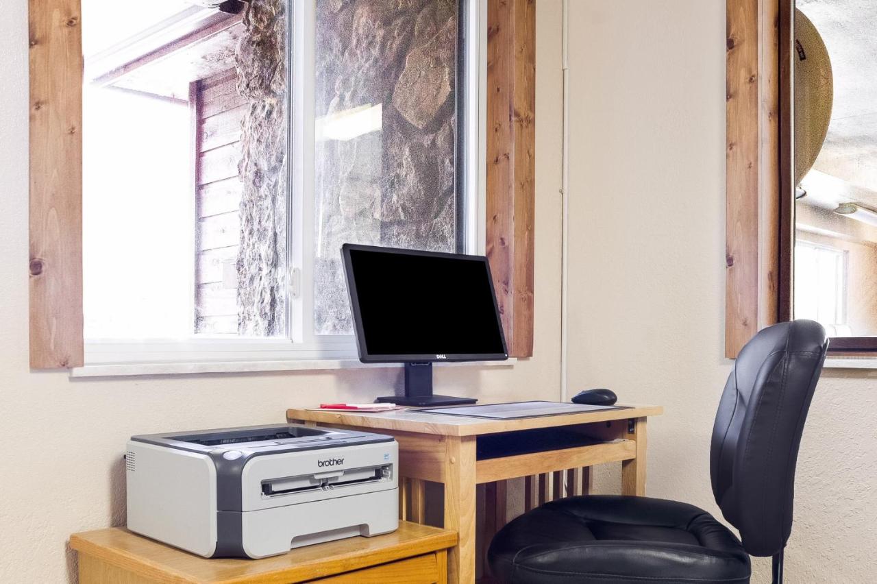  | Econo Lodge, Downtown Custer Near Custer State Park and Mt Rushmore