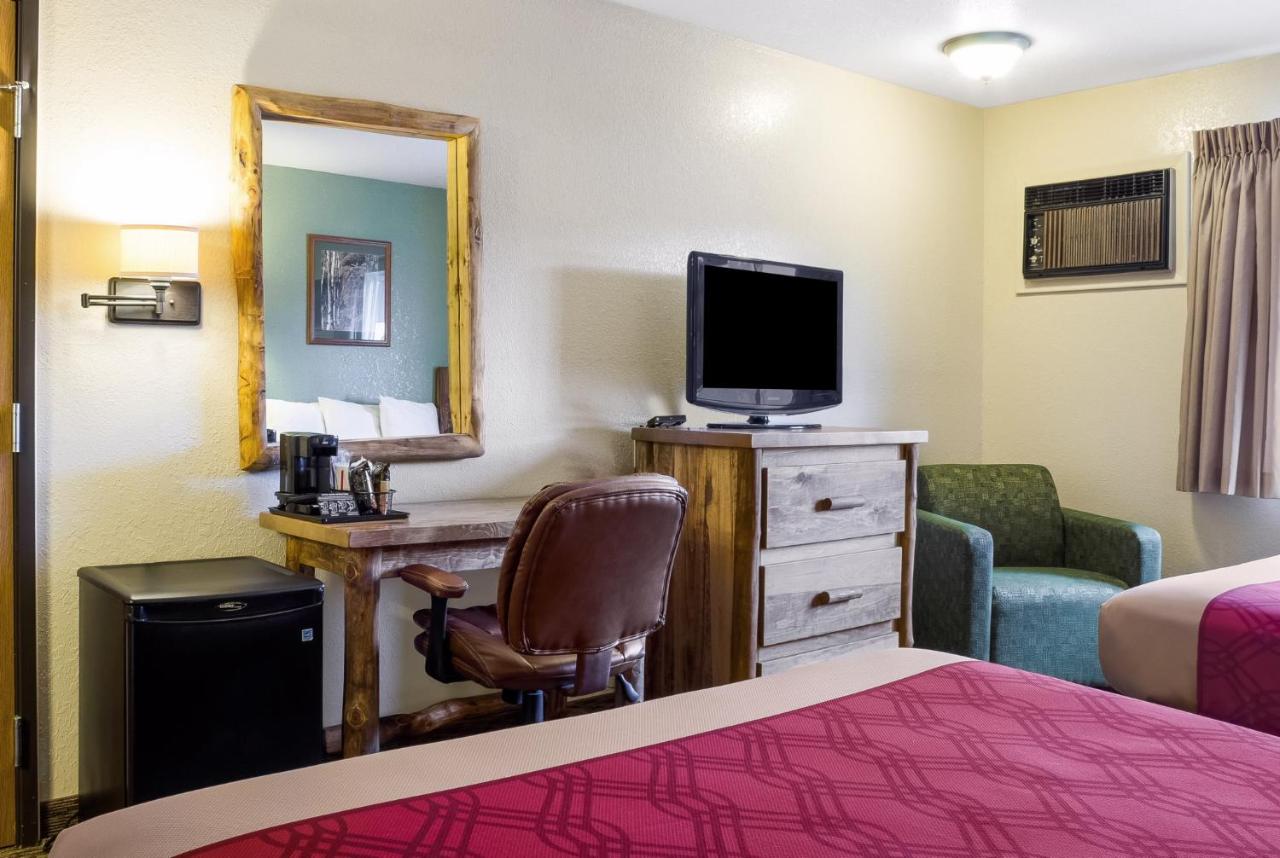 | Econo Lodge, Downtown Custer Near Custer State Park and Mt Rushmore