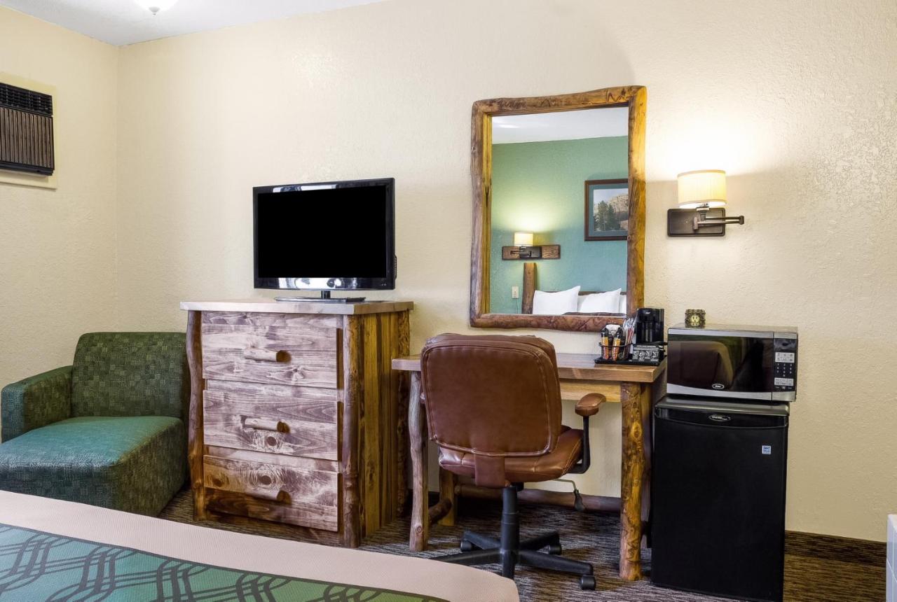 | Econo Lodge, Downtown Custer Near Custer State Park and Mt Rushmore
