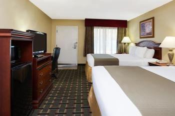 Queen Room with Two Queen Beds - Non-Smoking at Baymont by Wyndham Lake City I-75