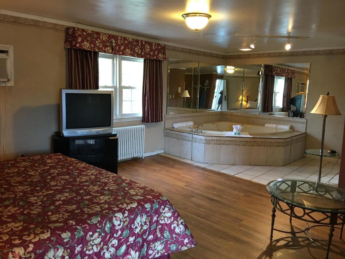 | Golden Circle Inn and Suites