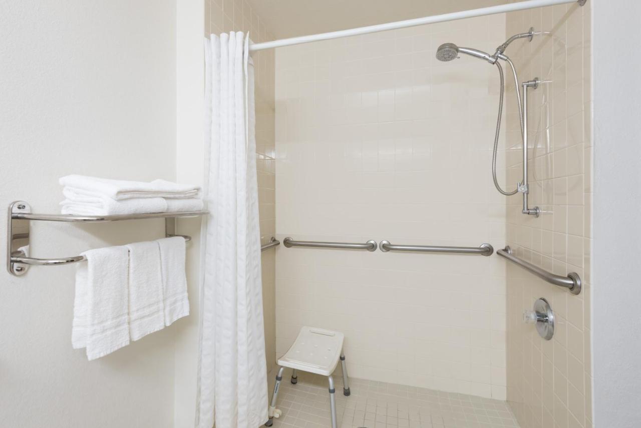 Queen Room - Mobility Access/Non-Smoking at Super 8 by Wyndham Morgantown