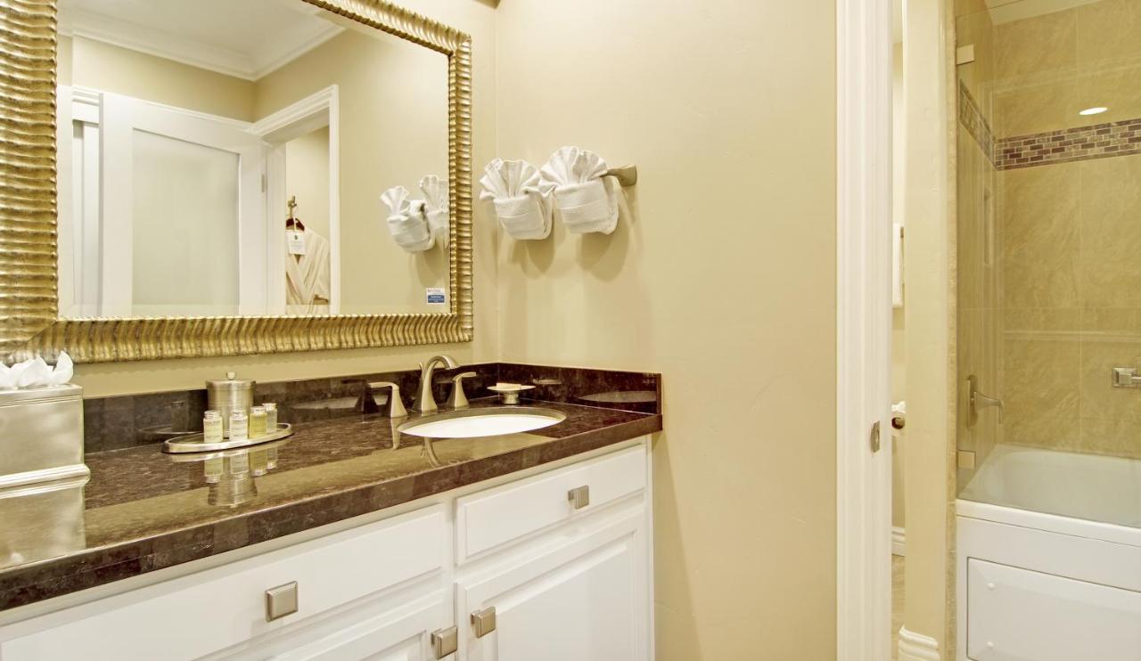 | Carriage House Inn