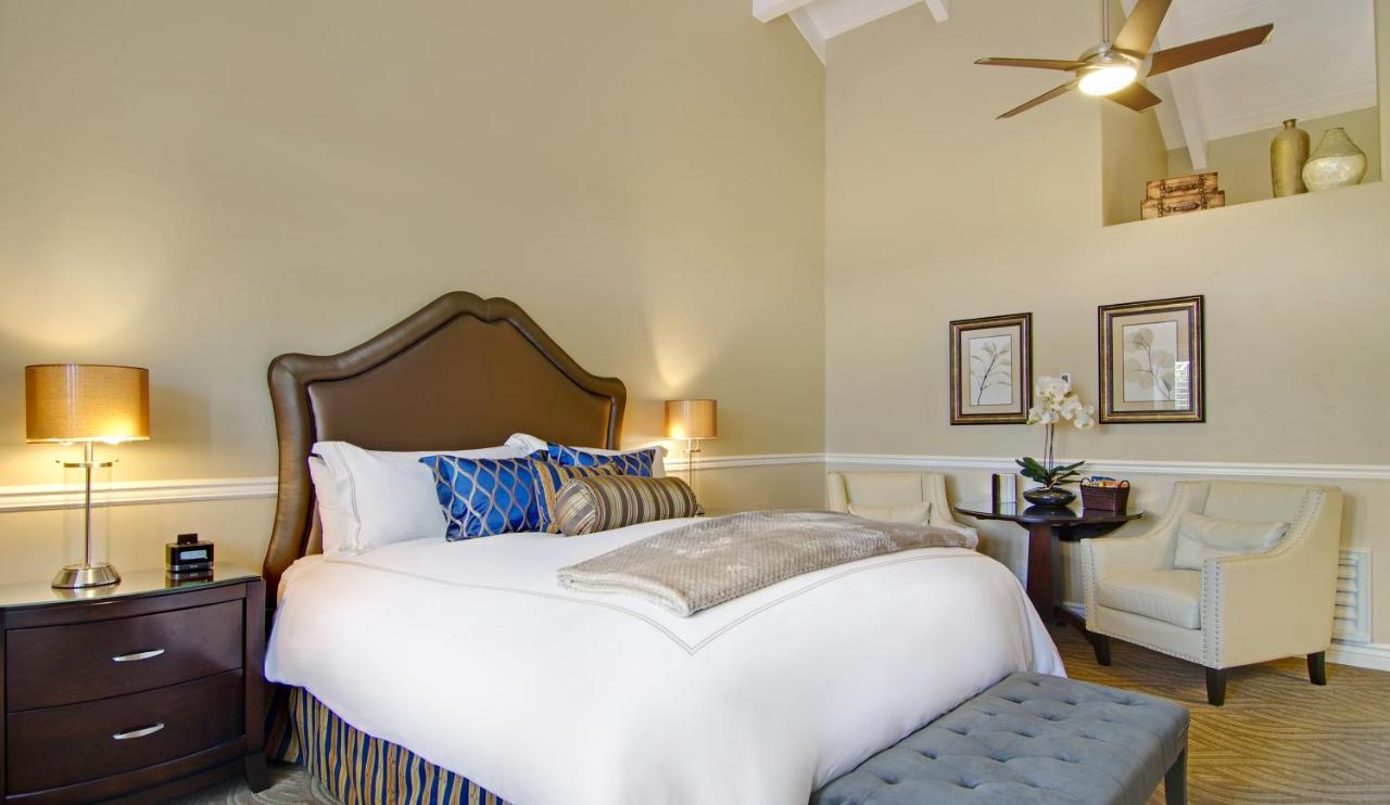 | Carriage House Inn