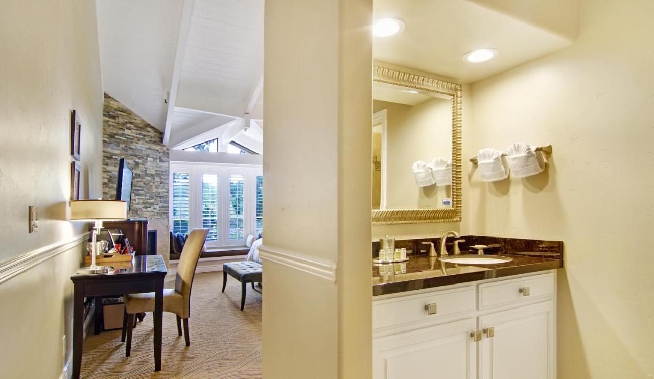 | Carriage House Inn