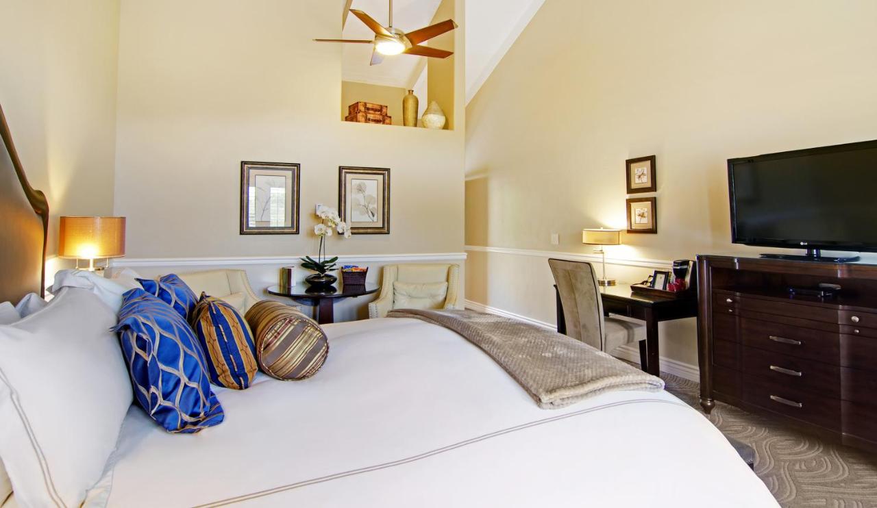 | Carriage House Inn