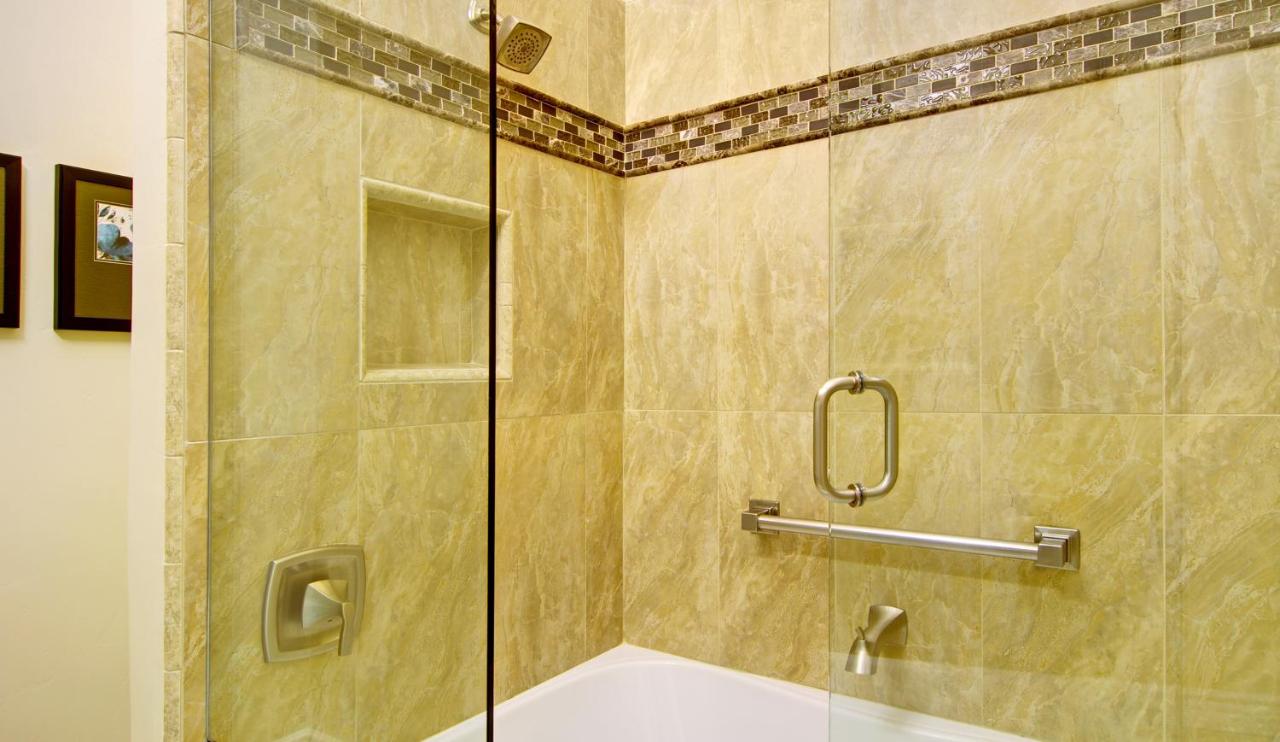 | Carriage House Inn