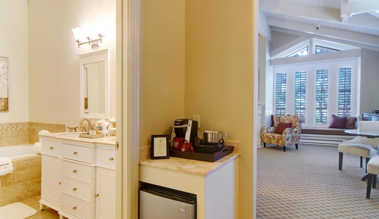 | Carriage House Inn
