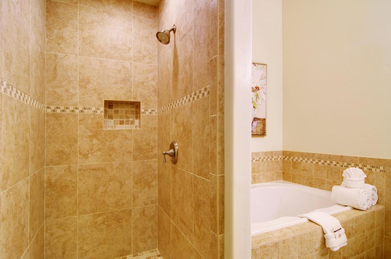 | Carriage House Inn