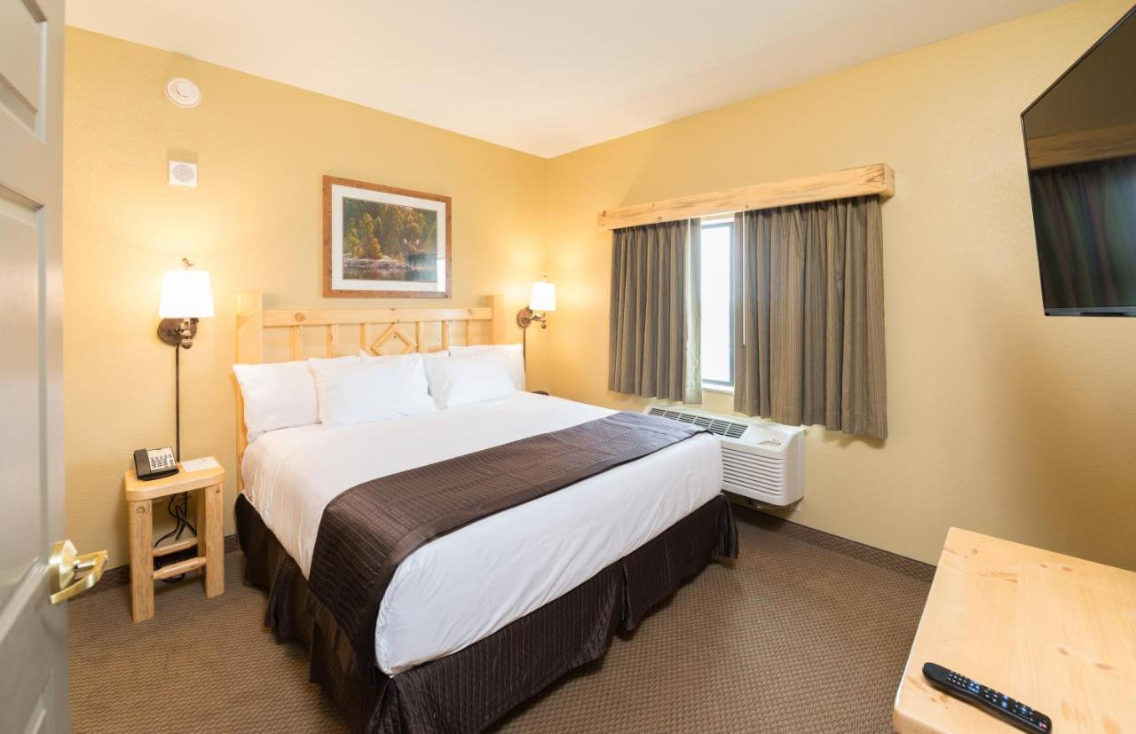 Grizzly Bear Suite - Water Park Included at Great Wolf Lodge Concord