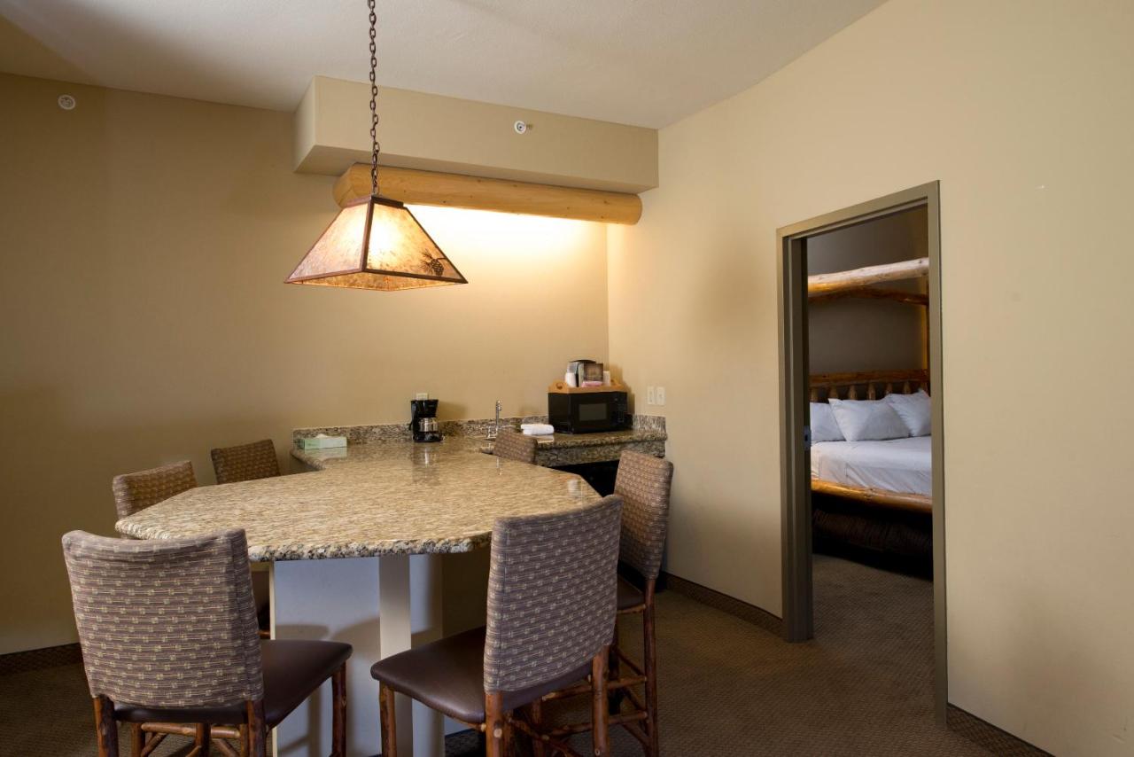 Majestic Bear Suite - Water Park Included at Great Wolf Lodge Concord