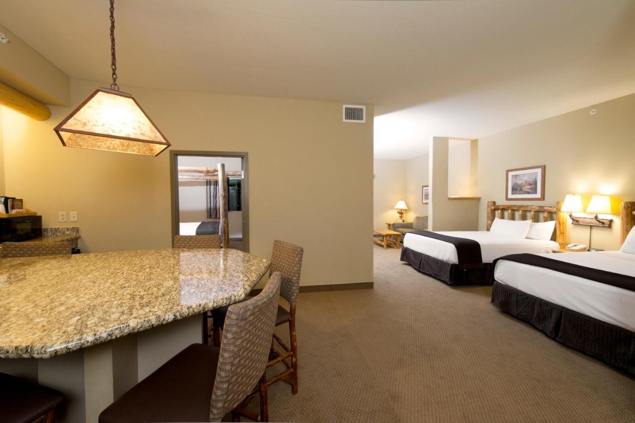 Majestic Bear Suite - Water Park Included at Great Wolf Lodge Concord