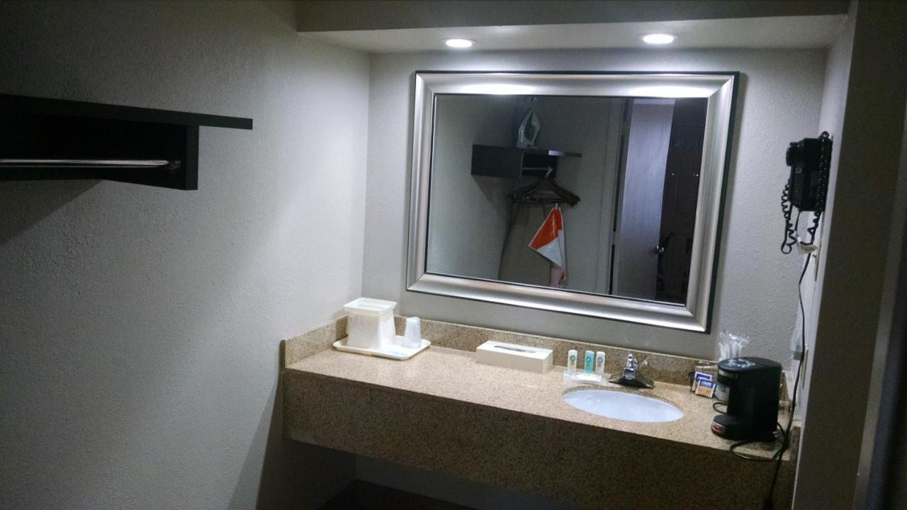 King Room - Smoking at Quality Inn & Suites Stuttgart North